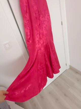 Vestido largo fucsia con estampado floral