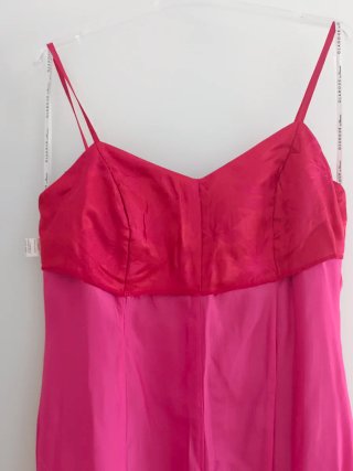 Vestido largo fucsia con estampado floral