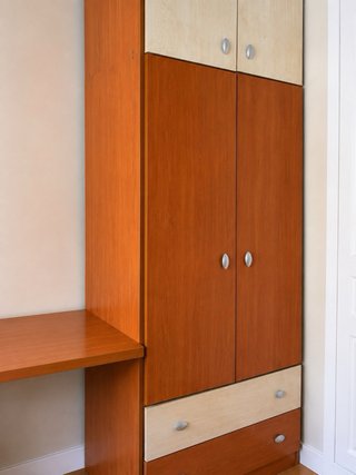 Dormitorio modular en cerezo y madera clara