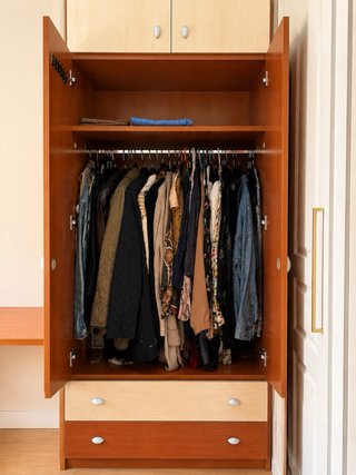 Dormitorio modular en cerezo y madera clara