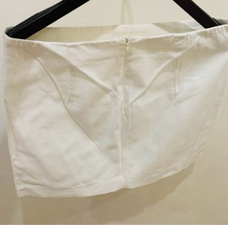 Falda blanca con botones negros