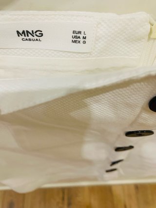 Falda blanca con botones negros