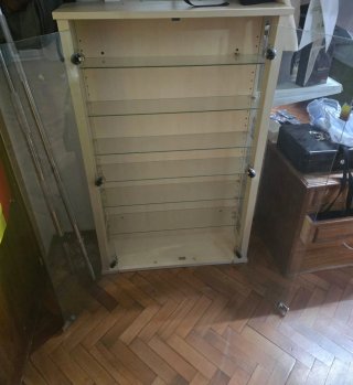 Vitrina expositora de cristal y madera