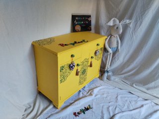 Aparador de madera pintado a mano