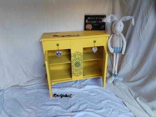 Aparador de madera pintado a mano