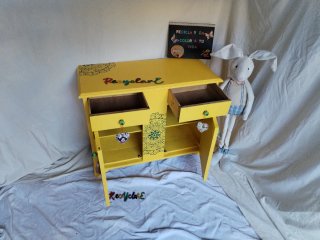 Aparador de madera pintado a mano