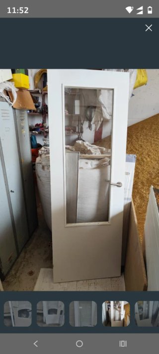 Puertas blancas se abren por la izquierda....