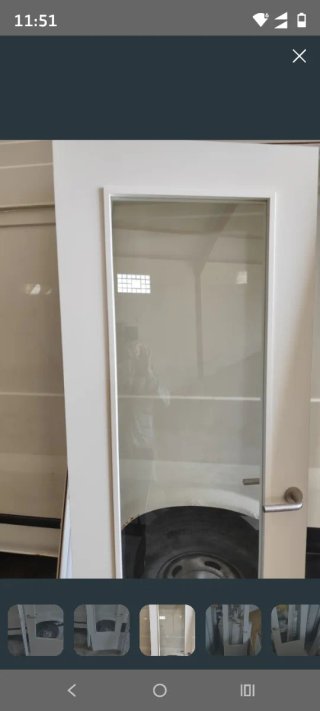 Puertas blancas se abren por la izquierda....