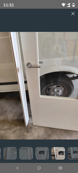Puertas blancas se abren por la izquierda....