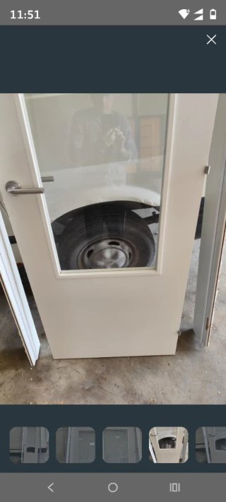 Puertas blancas se abren por la izquierda....