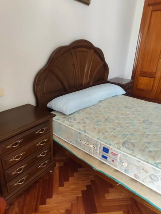 Cómoda de madera oscura con espejo