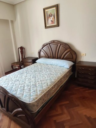 Cómoda de madera oscura con espejo