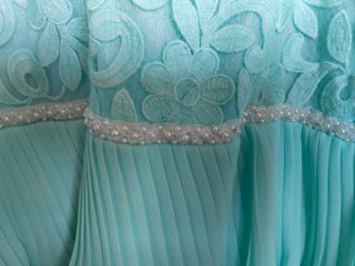 Vestido fiesta turquesa encaje y volantes
