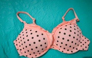 Parte de arriba de bikini rosa con lunares