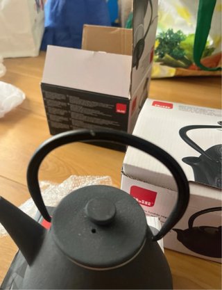 Tetera de hierro fundido gris