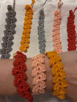 Pulseras hechas a mano multicolor y plateadas