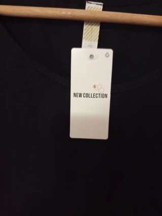 Blusa negra con fruncido y volantes