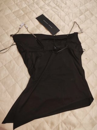 Top Bershka negro liso asimétrico y elastico