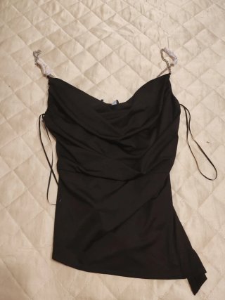 Top Bershka negro liso asimétrico y elastico