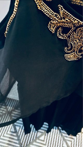 Vestido negro Stradivarius adornos dorados T M