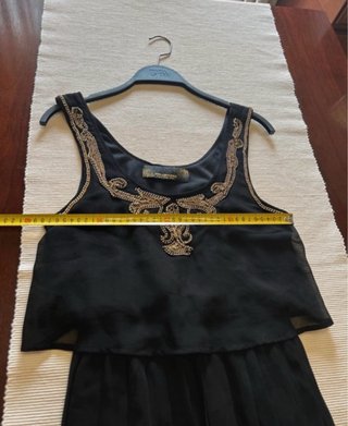 Vestido negro Stradivarius adornos dorados T M