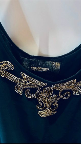 Vestido negro Stradivarius adornos dorados T M