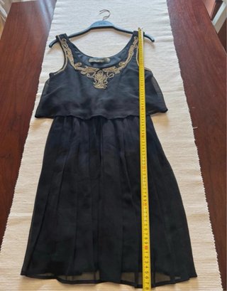 Vestido negro Stradivarius adornos dorados T M