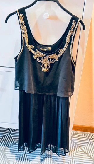 Vestido negro Stradivarius adornos dorados T M
