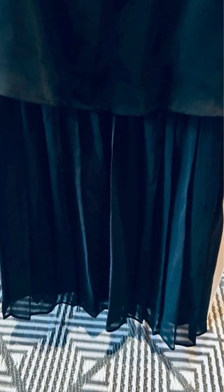 Vestido negro Stradivarius adornos dorados T M