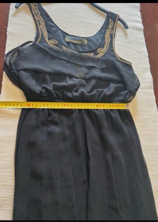 Vestido negro Stradivarius adornos dorados T M