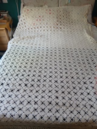 Colcha de ganchillo  blanco. 90 cm