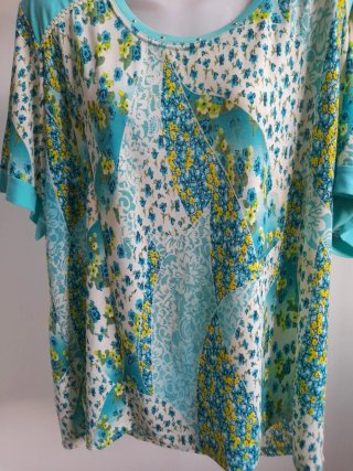 Camiseta floral azul y amarilla
