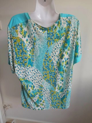 Camiseta floral azul y amarilla