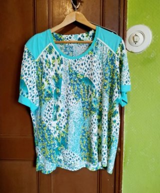 Camiseta floral azul y amarilla