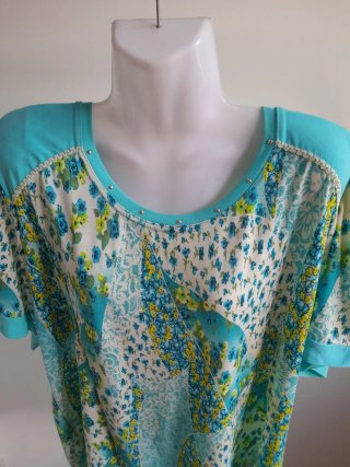 Camiseta floral azul y amarilla
