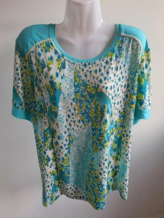Camiseta floral azul y amarilla