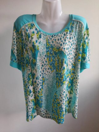 Camiseta floral azul y amarilla