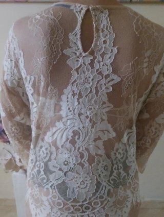 Blusa Zara encaje beige y blanco