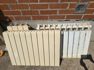 Radiadores de aluminio beige y blanco
