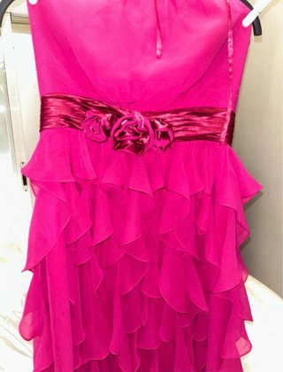 Vestido fucsia con rosas y volantes