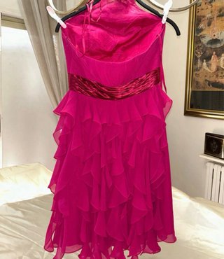 Vestido fucsia con rosas y volantes
