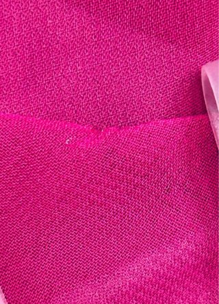 Vestido fucsia con rosas y volantes