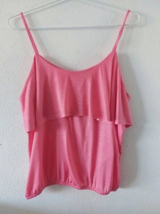 Camiseta rosa con volante