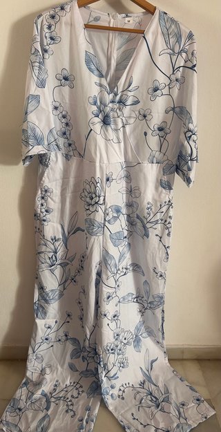 Mono floral blanco y azul talla M