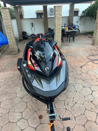 Moto de agua Sea-Doo 300 negra y roja