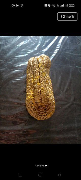 Clutch oro con detalles amarillos
