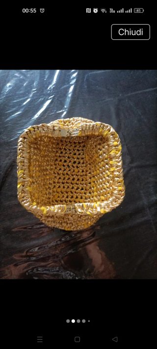 Clutch oro con detalles amarillos