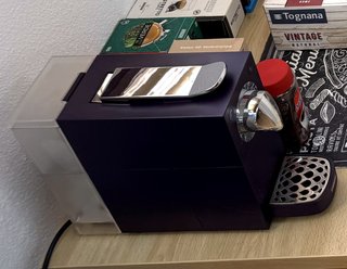 Cafetera de cápsulas morada