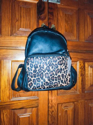 Mochila pequeña negra con estampado atigrado