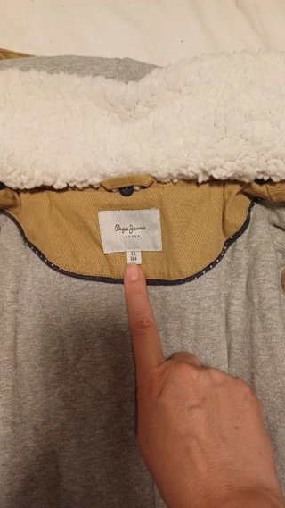 Cazadora Pepe Jeans Beige con Cuello Blanco
